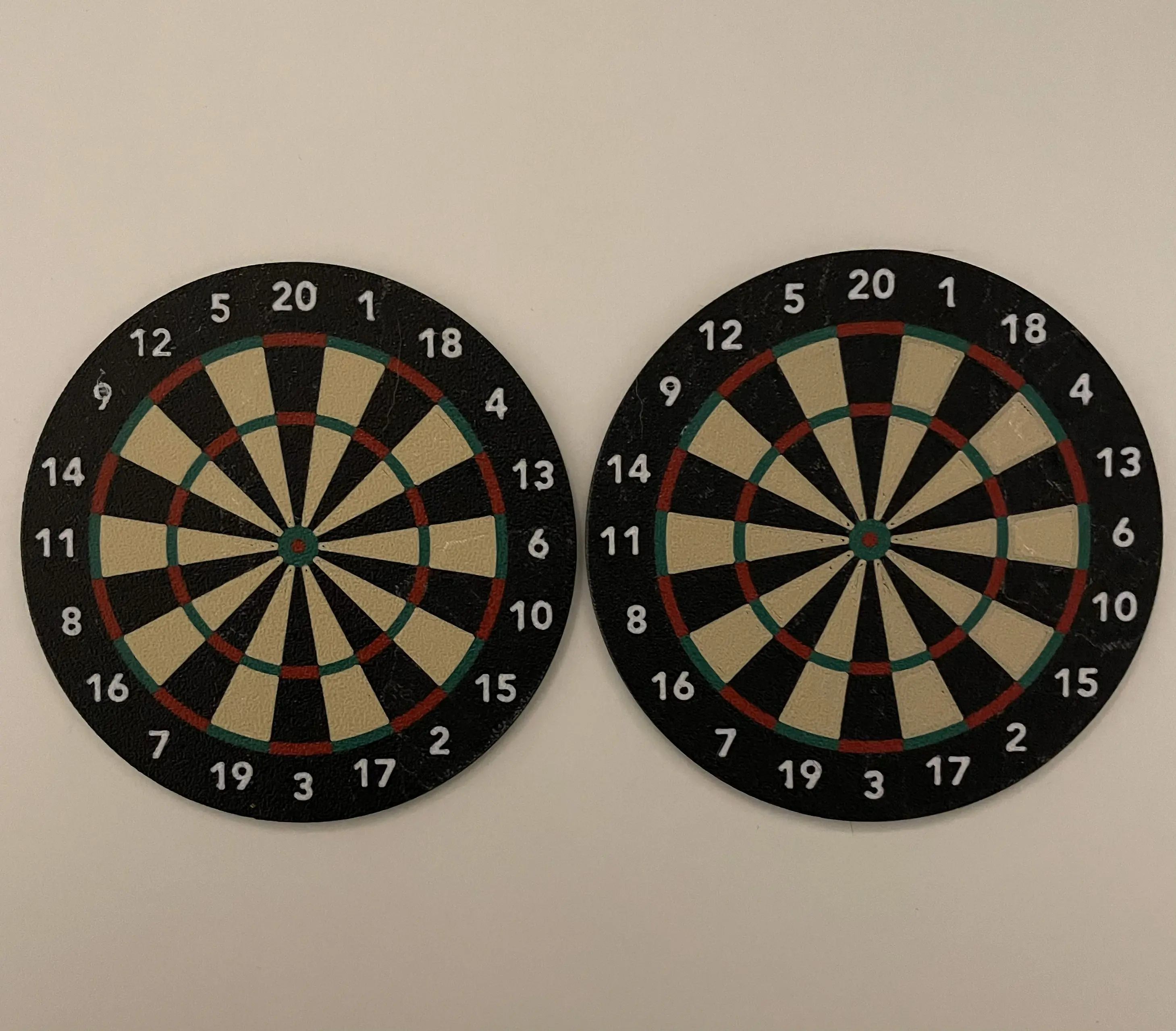 Invisible-Darts-Bierdeckel-Untersetzer-Dartboard 2 Stück von oben